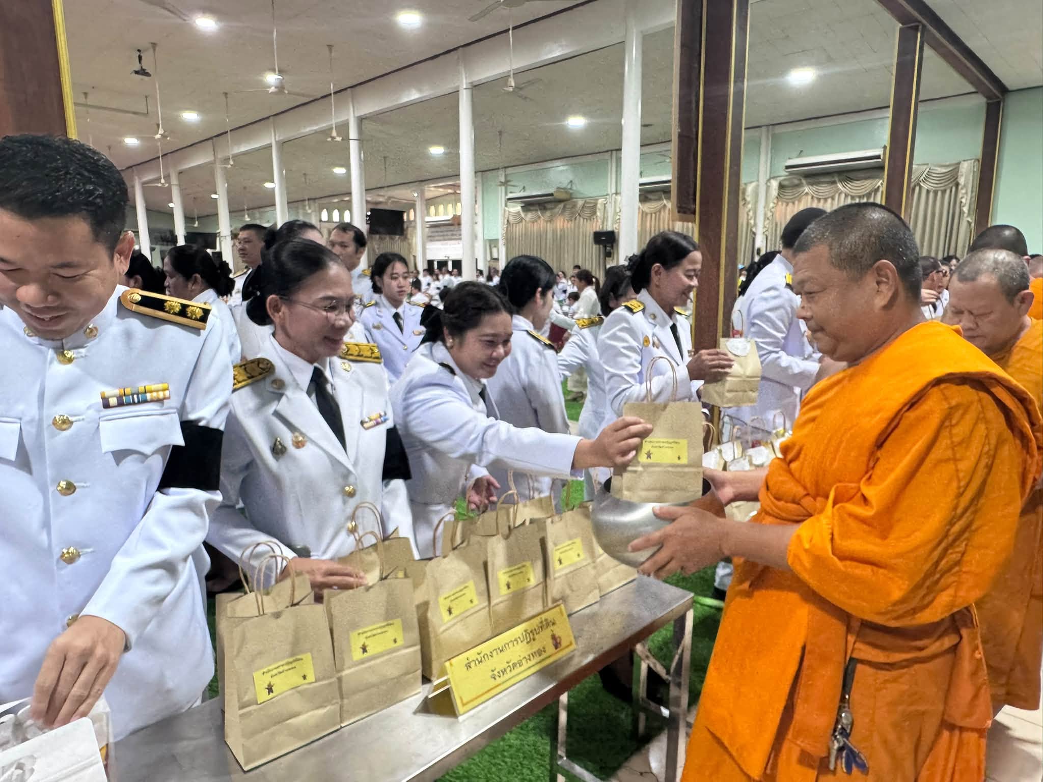 title - ส.ป.ก.อ่างทอง เข้าร่วมพิธีทำบุญตักบาตร พิธีเจริญพระพุทธมนต์ และพิธีวางพวงมาลา เนื่องในวันนวมินทรมหาราช 13 ตุลาคม 2569